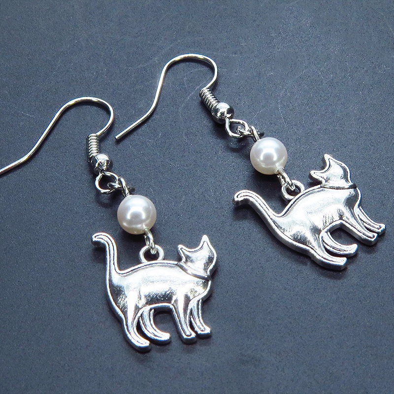 アンティークシルバー 歩き猫シルエットモチーフとスワロフスキーパール(クリスタルホワイト)のピアス サージカル可