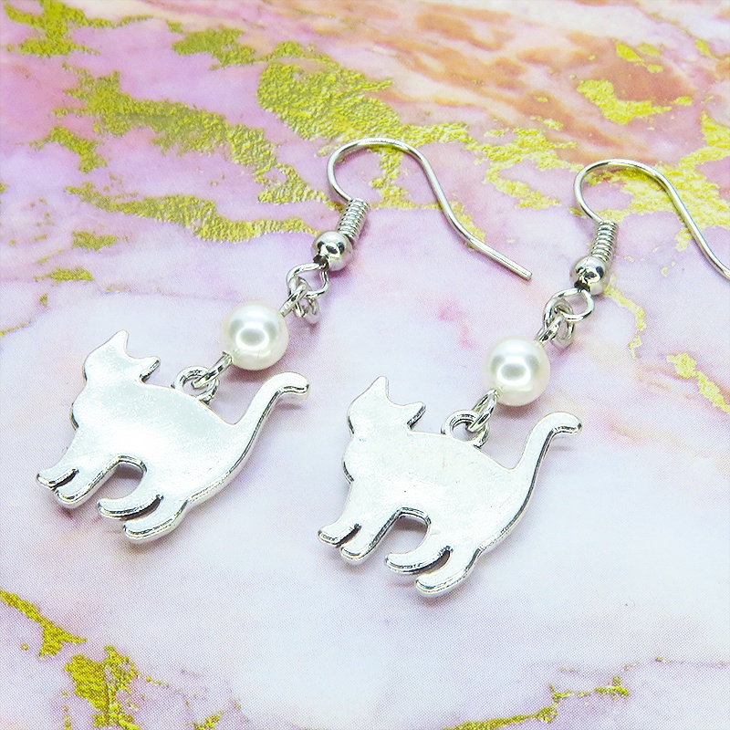 アンティークシルバー 歩き猫シルエットモチーフとスワロフスキーパール(クリスタルホワイト)のピアス サージカル可