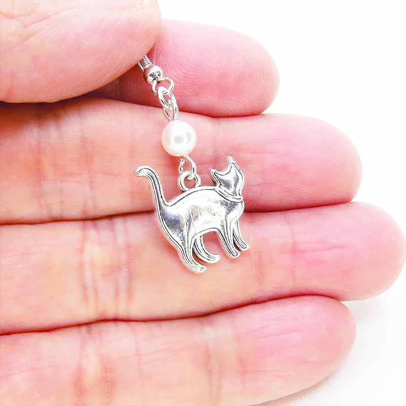 アンティークシルバー 歩き猫シルエットモチーフとスワロフスキーパール(クリスタルホワイト)のピアス サージカル可