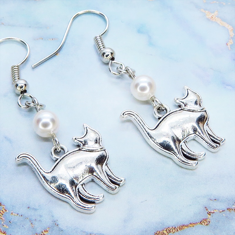 アンティークシルバー 歩き猫シルエットモチーフとスワロフスキーパール(クリスタルホワイト)のピアス サージカル可