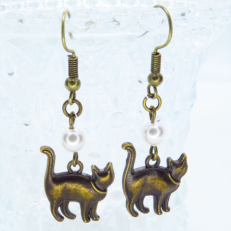 アンティークゴールド 歩き猫シルエットモチーフとスワロフスキーパール(クリスタルホワイト)のピアス