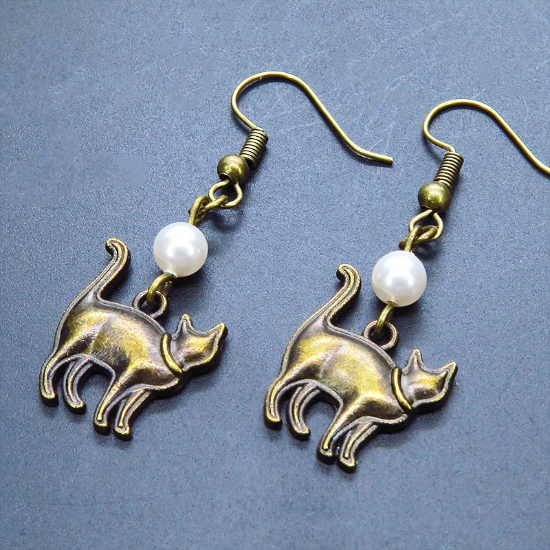 アンティークゴールド 歩き猫シルエットモチーフとスワロフスキーパール(クリスタルホワイト)のピアス