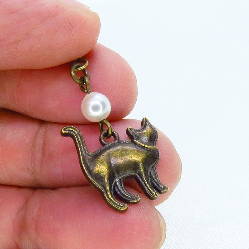 アンティークゴールド 歩き猫シルエットモチーフとスワロフスキーパール(クリスタルホワイト)のピアス