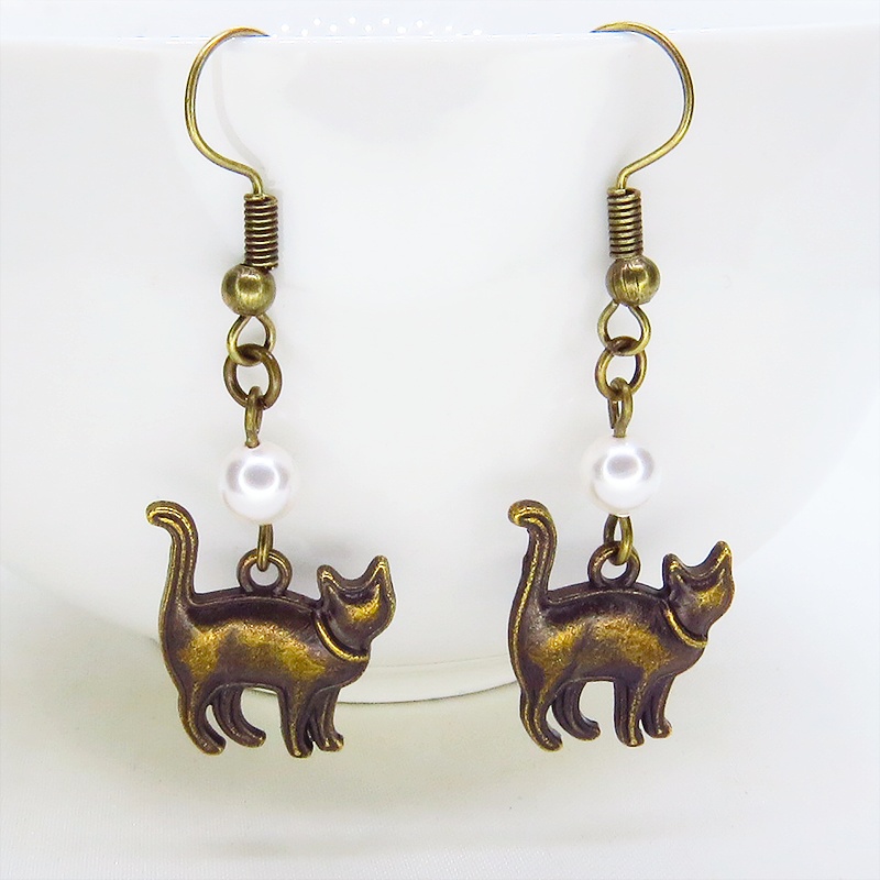アンティークゴールド 歩き猫シルエットモチーフとスワロフスキーパール(クリスタルホワイト)のピアス