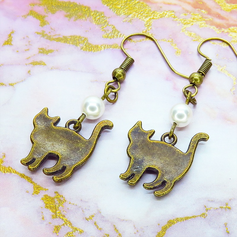 アンティークゴールド 歩き猫シルエットモチーフとスワロフスキーパール(クリスタルホワイト)のピアス