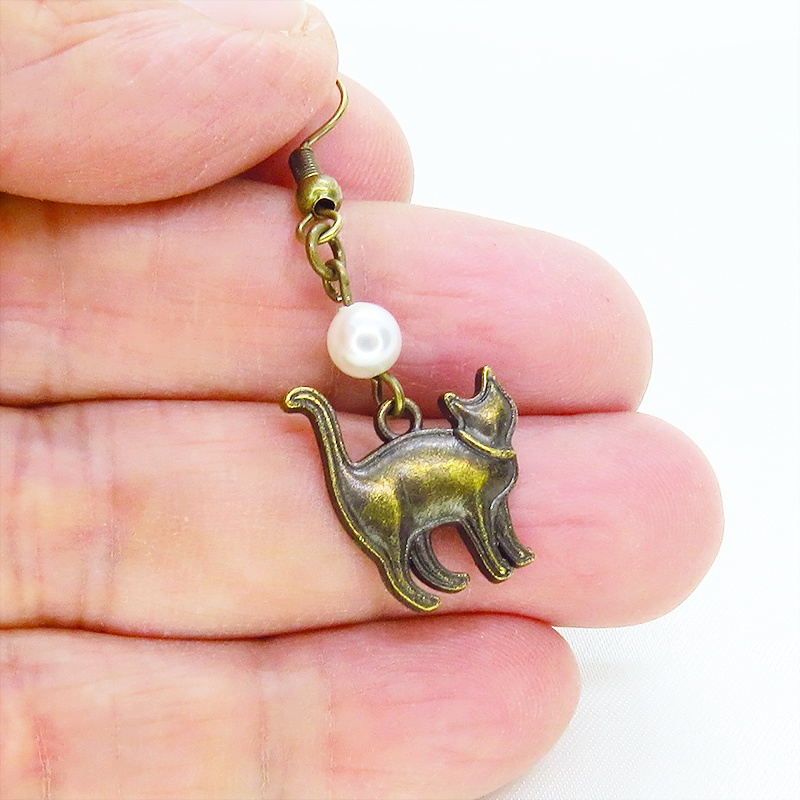 アンティークゴールド 歩き猫シルエットモチーフとスワロフスキーパール(クリスタルホワイト)のピアス