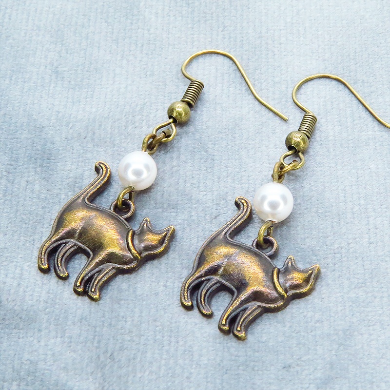 アンティークゴールド 歩き猫シルエットモチーフとスワロフスキーパール(クリスタルホワイト)のピアス