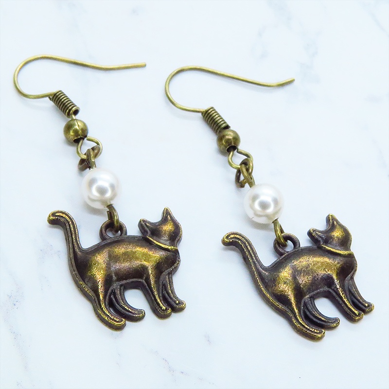 アンティークゴールド 歩き猫シルエットモチーフとスワロフスキーパール(クリスタルホワイト)のピアス
