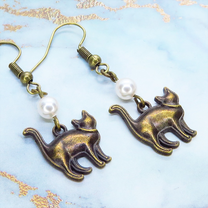 アンティークゴールド 歩き猫シルエットモチーフとスワロフスキーパール(クリスタルホワイト)のピアス