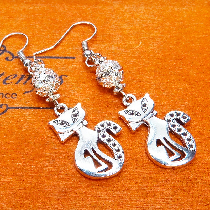 アンティークシルバー オリエンタル風な猫モチーフとラインストーン入りメタルビーズのピアス サージカル可
