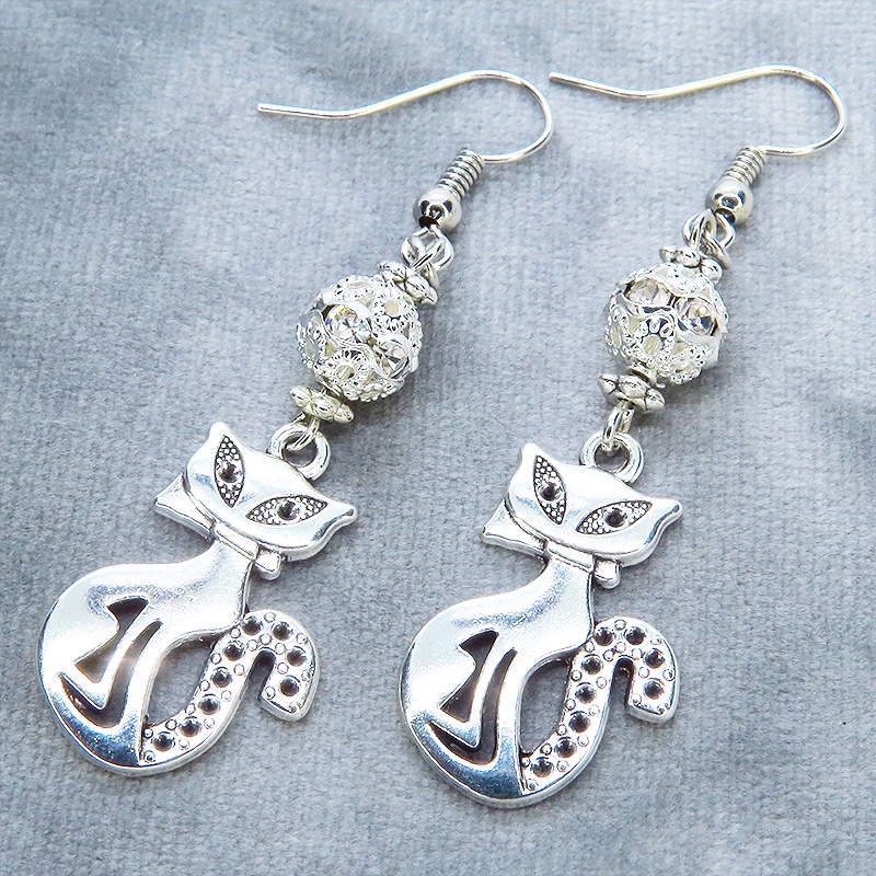 アンティークシルバー オリエンタル風な猫モチーフとラインストーン入りメタルビーズのピアス サージカル可