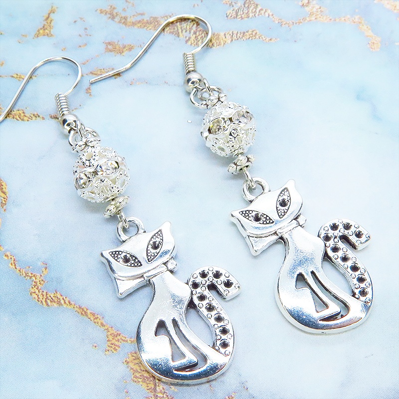 アンティークシルバー オリエンタル風な猫モチーフとラインストーン入りメタルビーズのピアス サージカル可