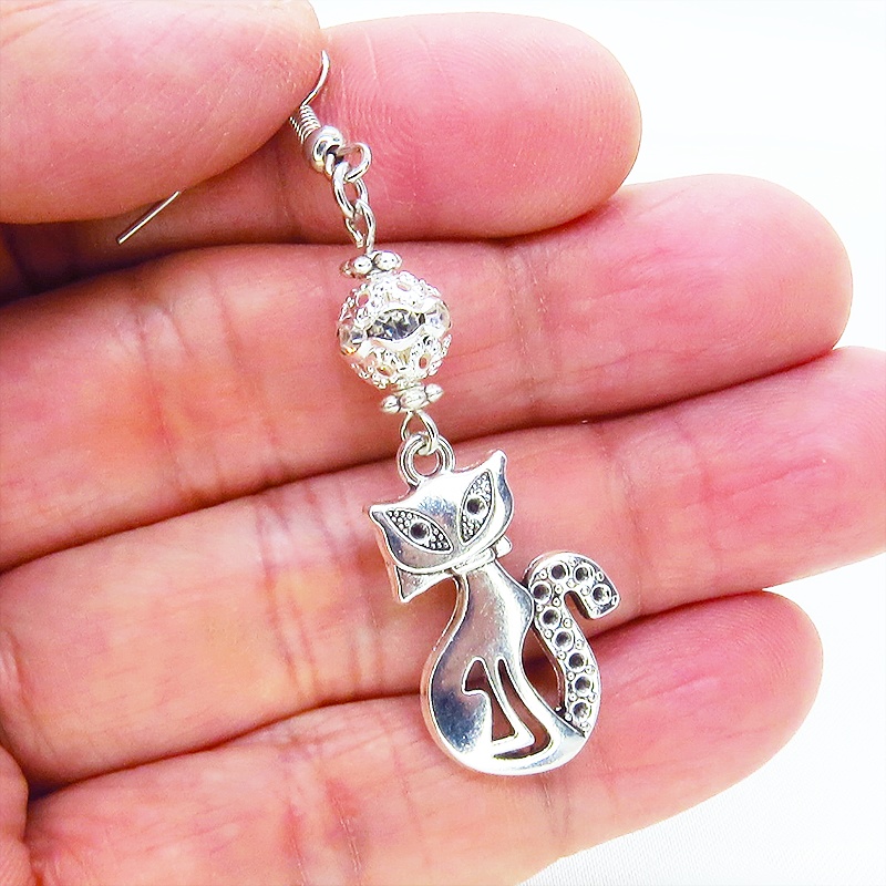 アンティークシルバー オリエンタル風な猫モチーフとラインストーン入りメタルビーズのピアス サージカル可