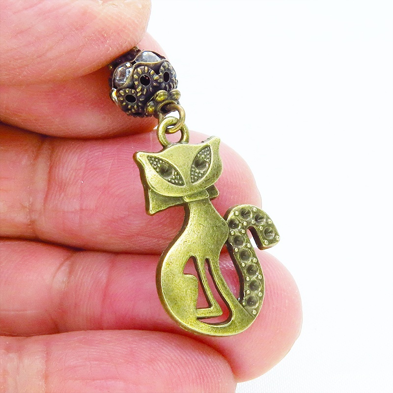 アンティークゴールド オリエンタル風な猫モチーフとラインストーン入りメタルビーズのピアス