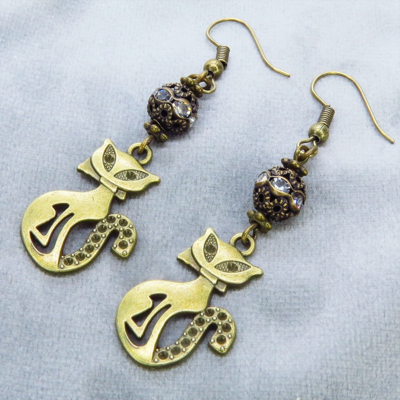 アンティークゴールド オリエンタル風な猫モチーフとラインストーン入りメタルビーズのピアス