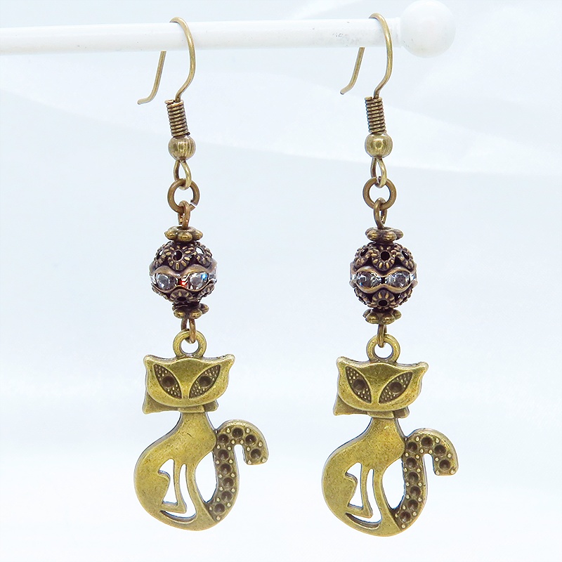 アンティークゴールド オリエンタル風な猫モチーフとラインストーン入りメタルビーズのピアス