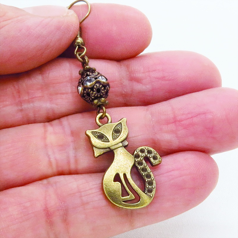 アンティークゴールド オリエンタル風な猫モチーフとラインストーン入りメタルビーズのピアス