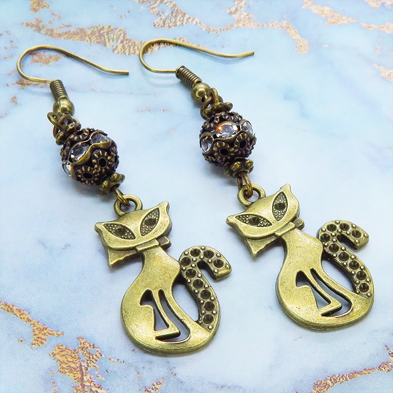 アンティークゴールド オリエンタル風な猫モチーフとラインストーン入りメタルビーズのピアス