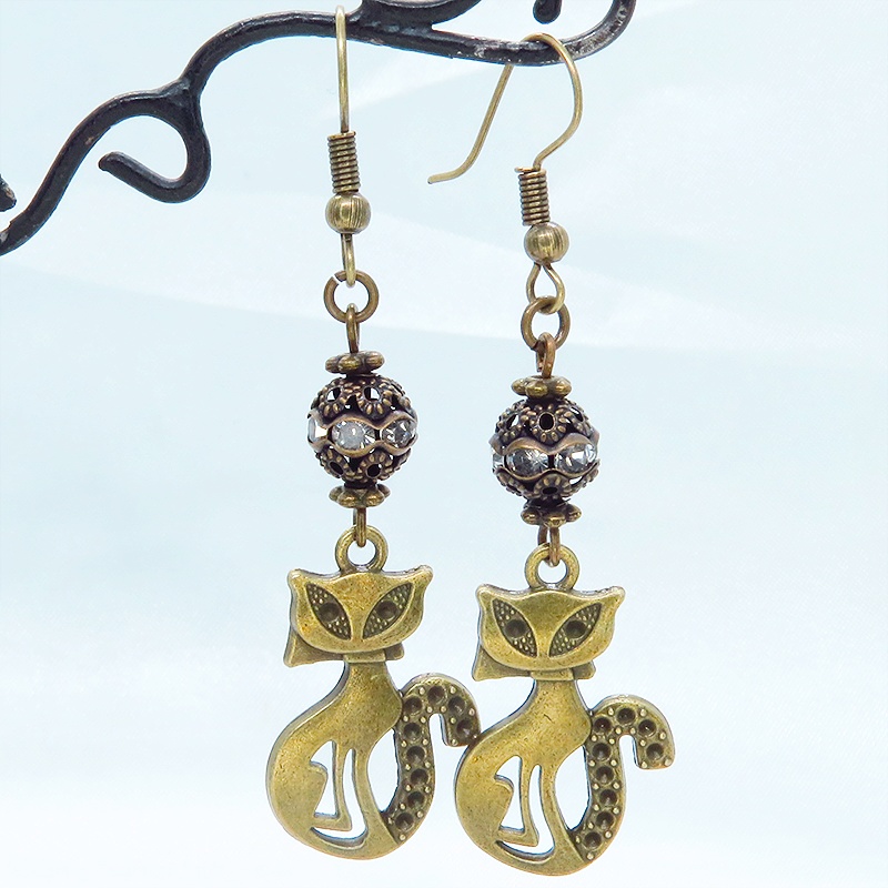 アンティークゴールド オリエンタル風な猫モチーフとラインストーン入りメタルビーズのピアス