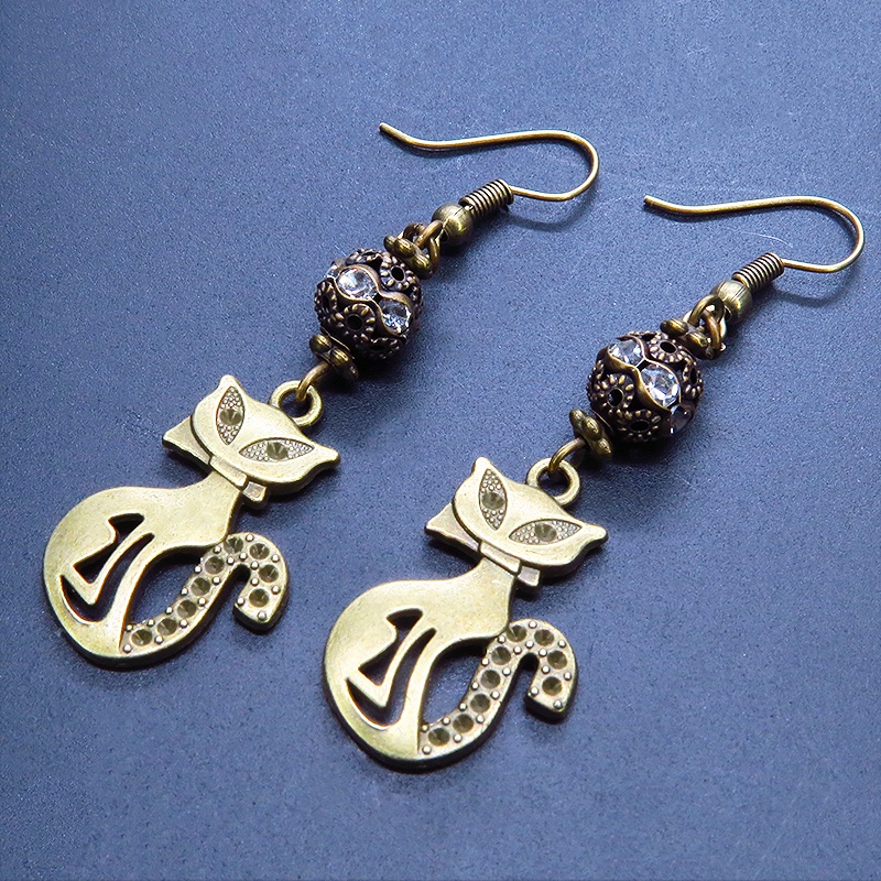 アンティークゴールド オリエンタル風な猫モチーフとラインストーン入りメタルビーズのピアス