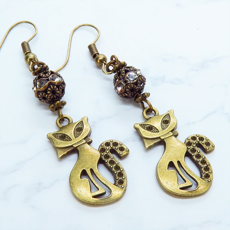 アンティークゴールド オリエンタル風な猫モチーフとラインストーン入りメタルビーズのピアス