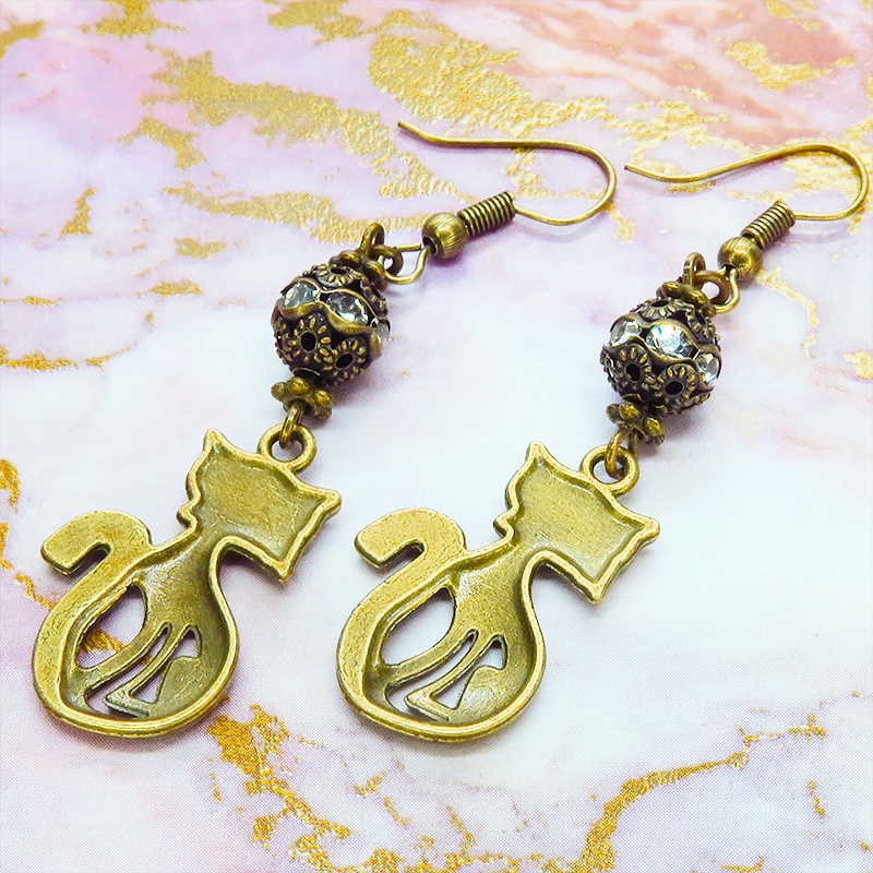 アンティークゴールド オリエンタル風な猫モチーフとラインストーン入りメタルビーズのピアス