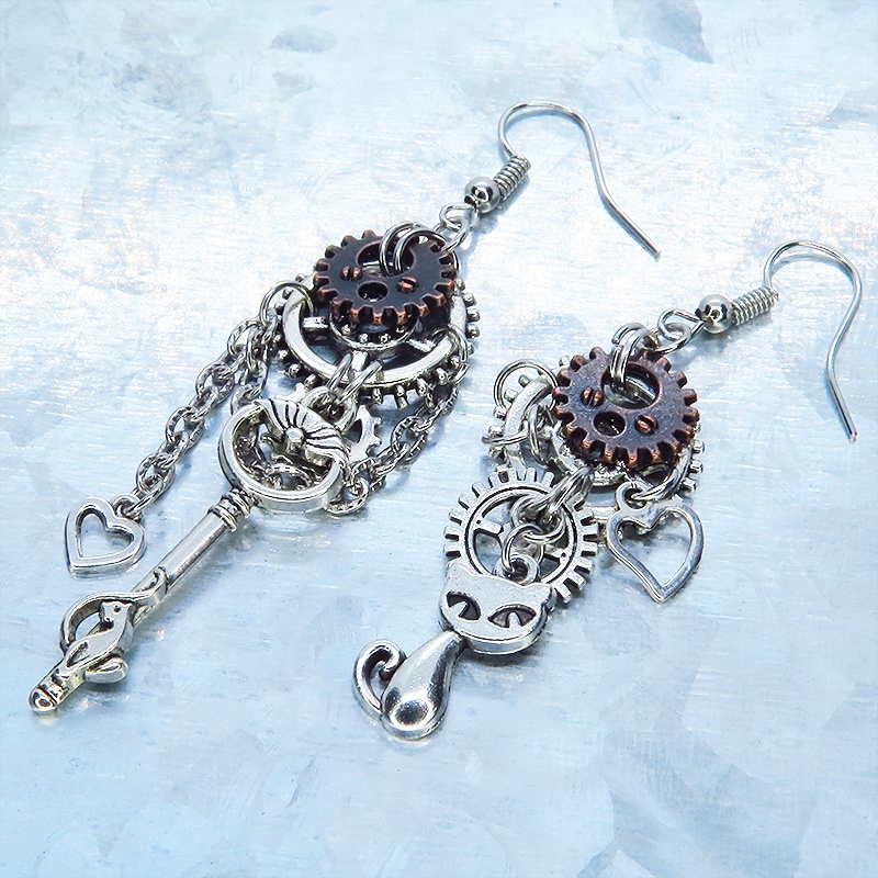 アンティークシルバー 猫と歯車モチーフを組合せたアシンメトリーピアス チェーン付 スチームパンク風 サージカル可