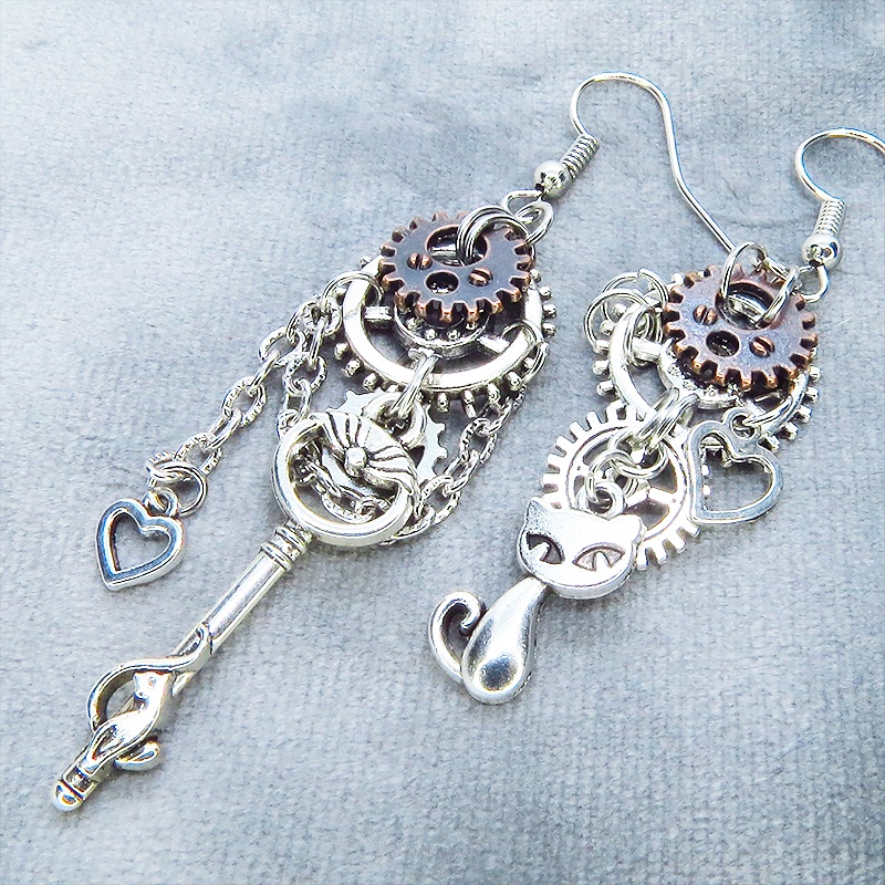 アンティークシルバー 猫と歯車モチーフを組合せたアシンメトリーピアス チェーン付 スチームパンク風 サージカル可