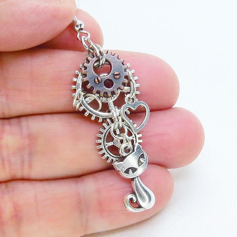 アンティークシルバー 猫と歯車モチーフを組合せたアシンメトリーピアス チェーン付 スチームパンク風 サージカル可