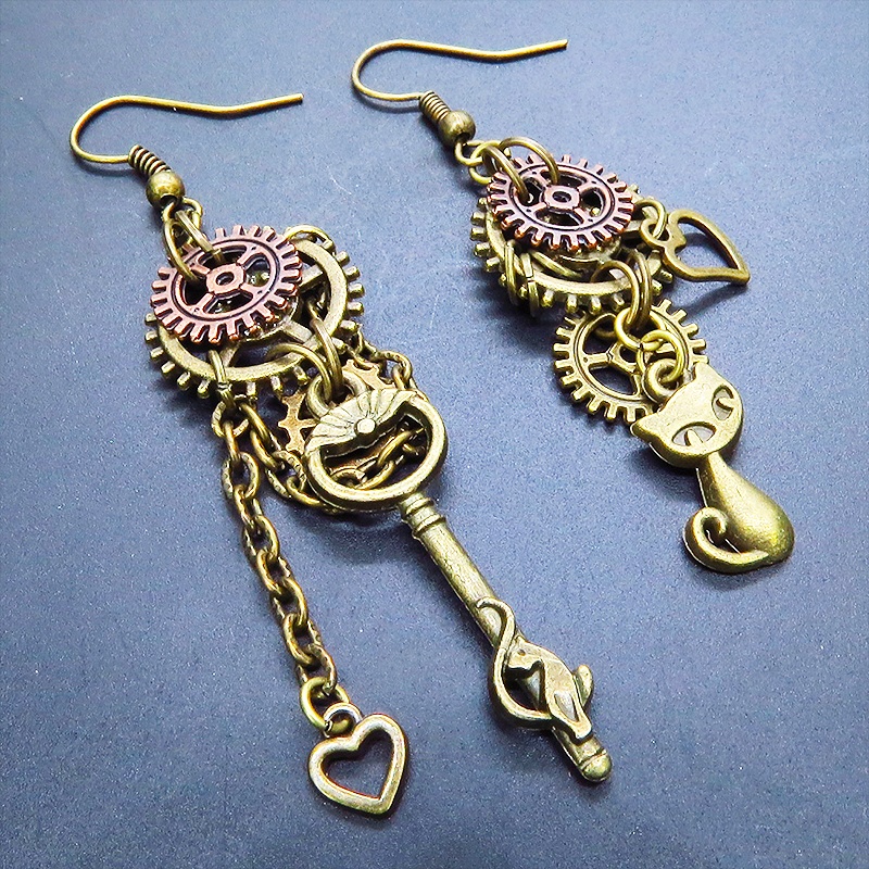 アンティークゴールド 猫と歯車モチーフを組合せたアシンメトリーピアス チェーン付 スチームパンク風