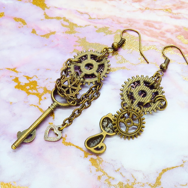 アンティークゴールド 猫と歯車モチーフを組合せたアシンメトリーピアス チェーン付 スチームパンク風