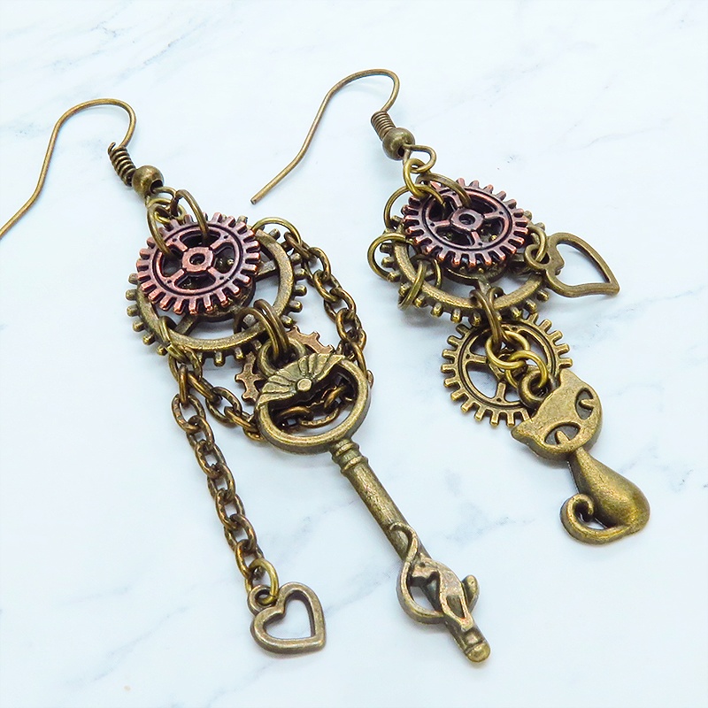 アンティークゴールド 猫と歯車モチーフを組合せたアシンメトリーピアス チェーン付 スチームパンク風