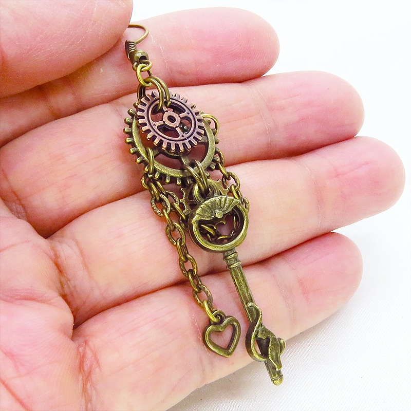 アンティークゴールド 猫と歯車モチーフを組合せたアシンメトリーピアス チェーン付 スチームパンク風