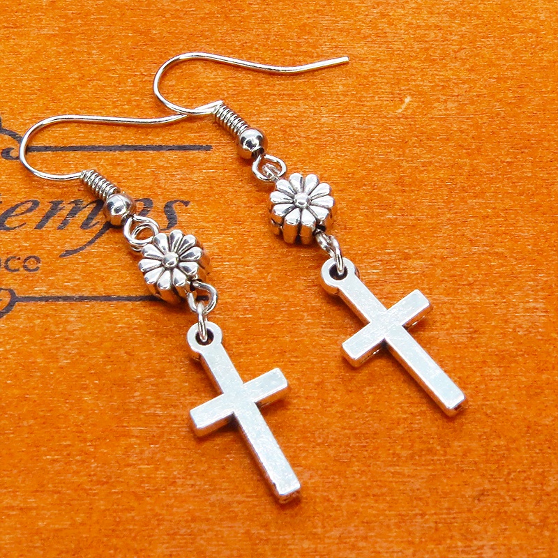 アンティークシルバー ロザリオ(十字架)と花のメタルビーズを組合せたコンパクトなピアス サージカル可