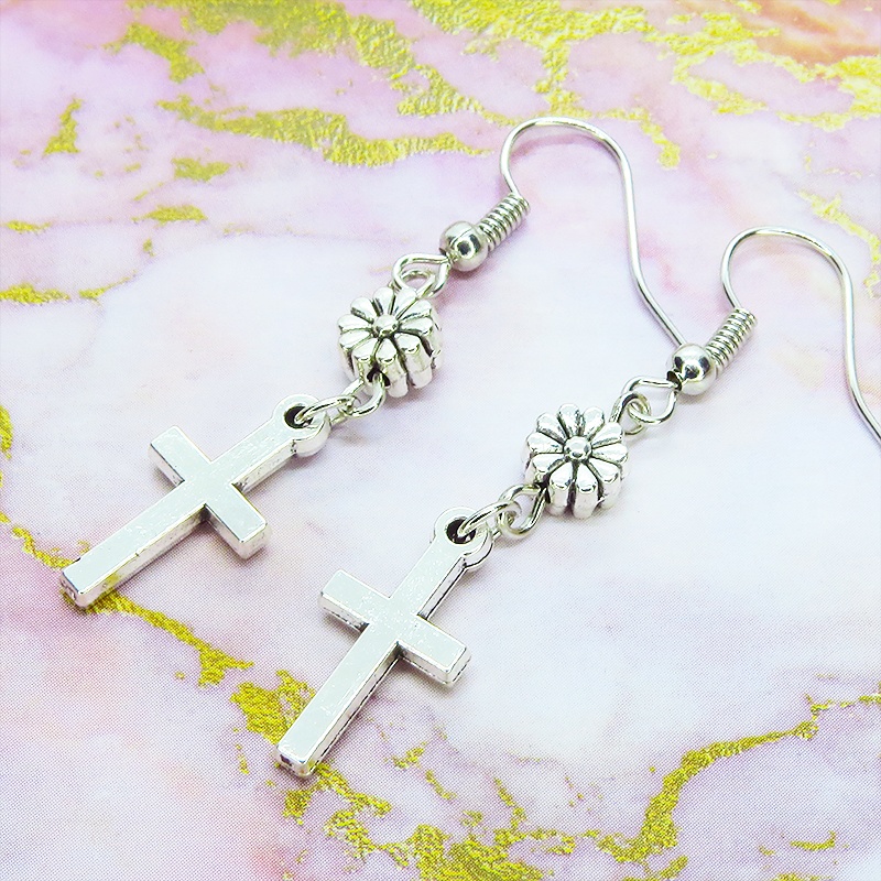 アンティークシルバー ロザリオ(十字架)と花のメタルビーズを組合せたコンパクトなピアス サージカル可