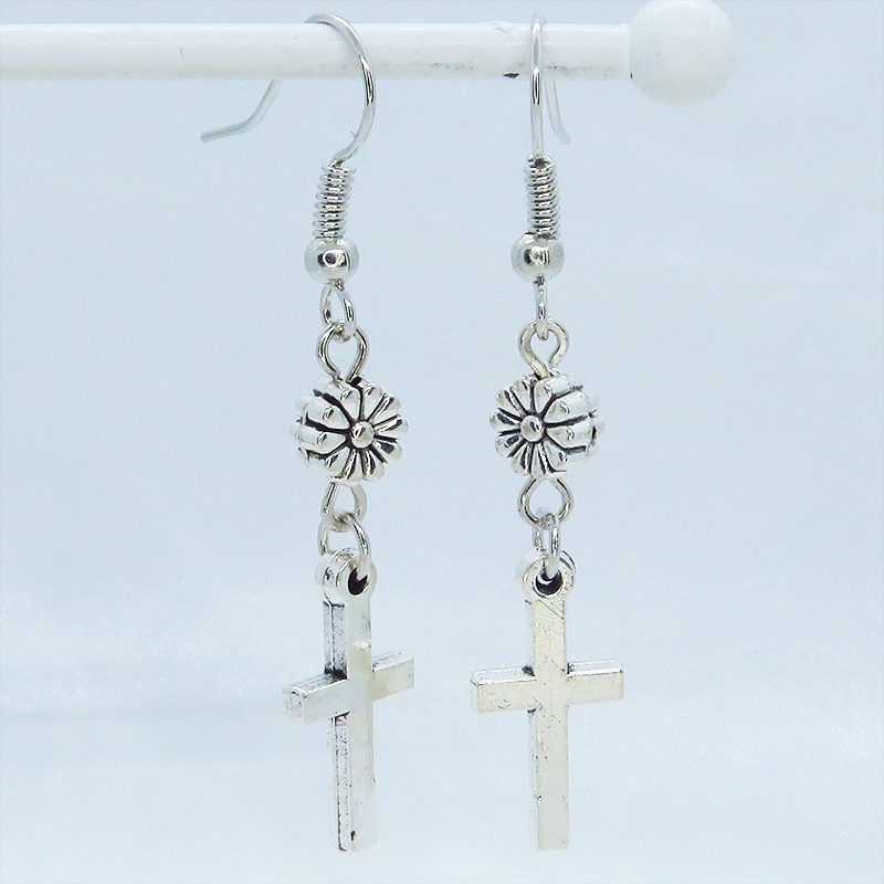 アンティークシルバー ロザリオ(十字架)と花のメタルビーズを組合せたコンパクトなピアス サージカル可