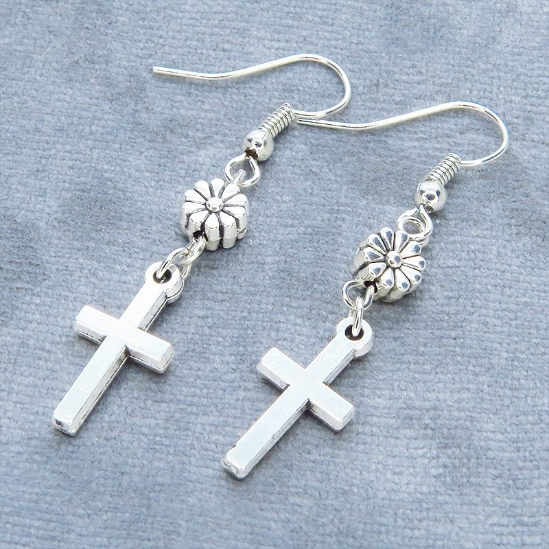 アンティークシルバー ロザリオ(十字架)と花のメタルビーズを組合せたコンパクトなピアス サージカル可