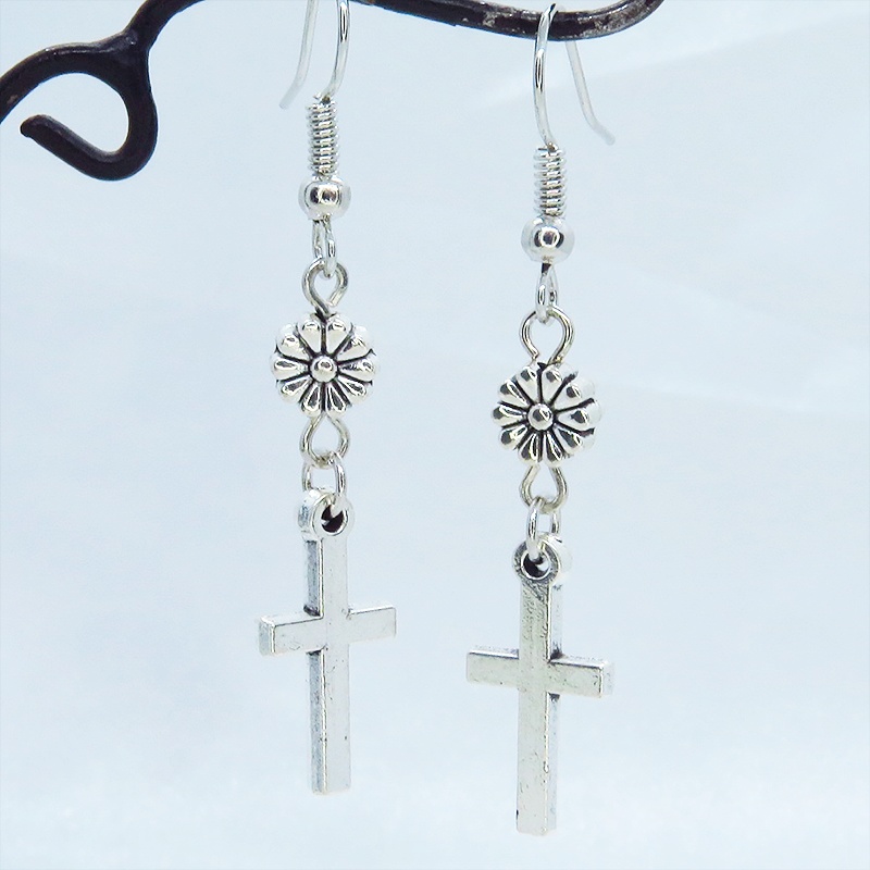 アンティークシルバー ロザリオ(十字架)と花のメタルビーズを組合せたコンパクトなピアス サージカル可