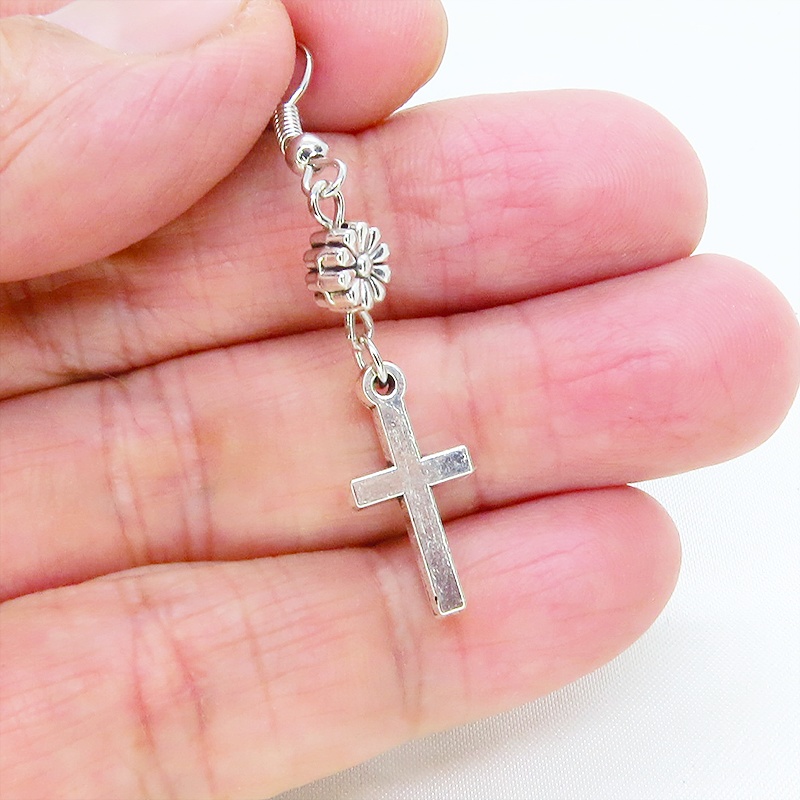 アンティークシルバー ロザリオ(十字架)と花のメタルビーズを組合せたコンパクトなピアス サージカル可