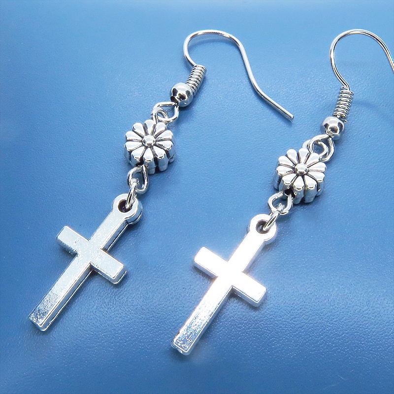 アンティークシルバー ロザリオ(十字架)と花のメタルビーズを組合せたコンパクトなピアス サージカル可