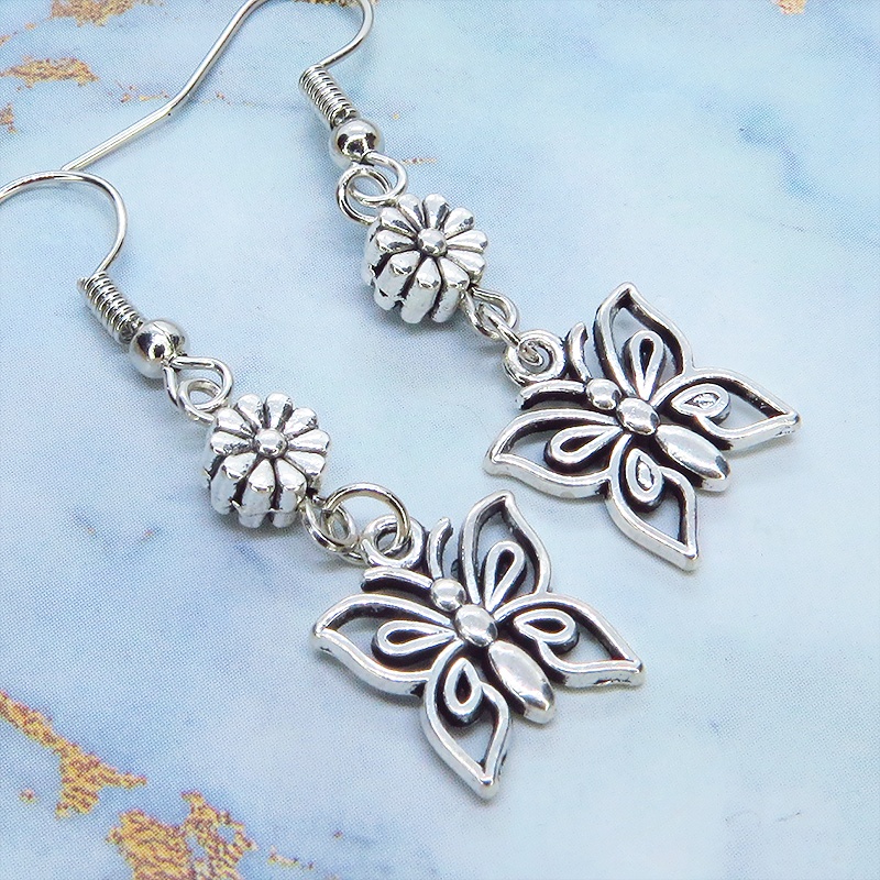 アンティークシルバー 蝶(バタフライ)と花のメタルビーズを組合せたコンパクトなピアス サージカル可