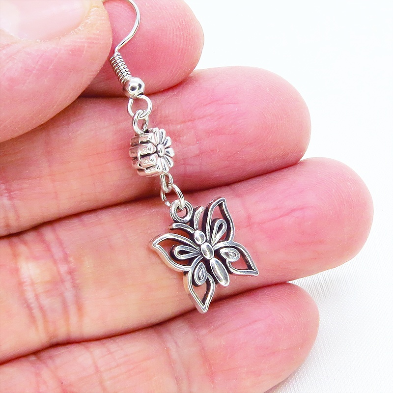 アンティークシルバー 蝶(バタフライ)と花のメタルビーズを組合せたコンパクトなピアス サージカル可