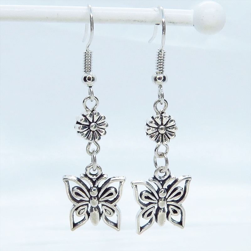 アンティークシルバー 蝶(バタフライ)と花のメタルビーズを組合せたコンパクトなピアス サージカル可