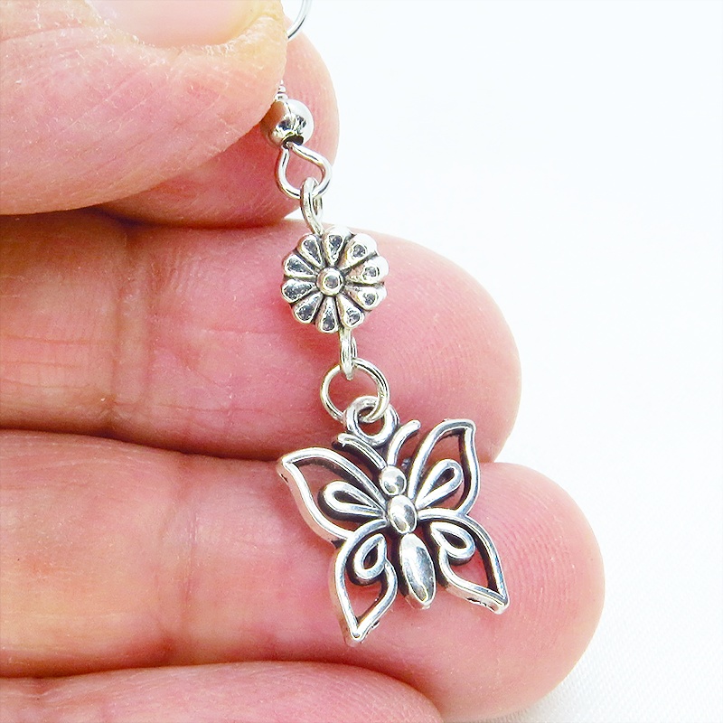 アンティークシルバー 蝶(バタフライ)と花のメタルビーズを組合せたコンパクトなピアス サージカル可