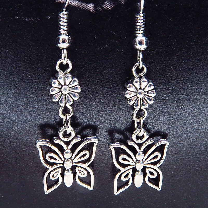アンティークシルバー 蝶(バタフライ)と花のメタルビーズを組合せたコンパクトなピアス サージカル可