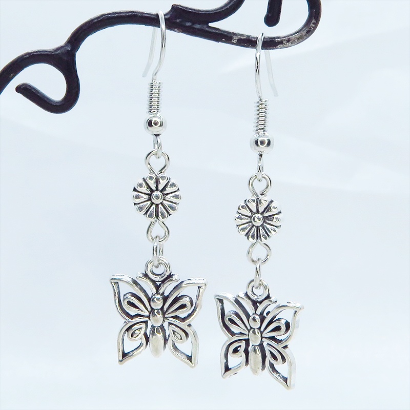 アンティークシルバー 蝶(バタフライ)と花のメタルビーズを組合せたコンパクトなピアス サージカル可