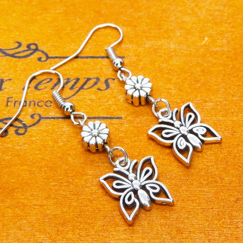 アンティークシルバー 蝶(バタフライ)と花のメタルビーズを組合せたコンパクトなピアス サージカル可