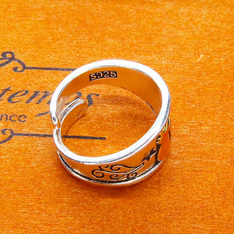 ゴールドの猫シルエットが描かれたシルバーカラーリング シルバー925PL ステンレス フリーサイズ