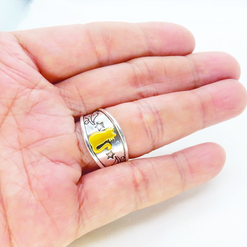 ゴールドの猫シルエットが描かれたシルバーカラーリング シルバー925PL ステンレス フリーサイズ