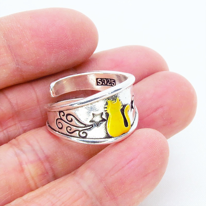 ゴールドの猫シルエットが描かれたシルバーカラーリング シルバー925PL ステンレス フリーサイズ